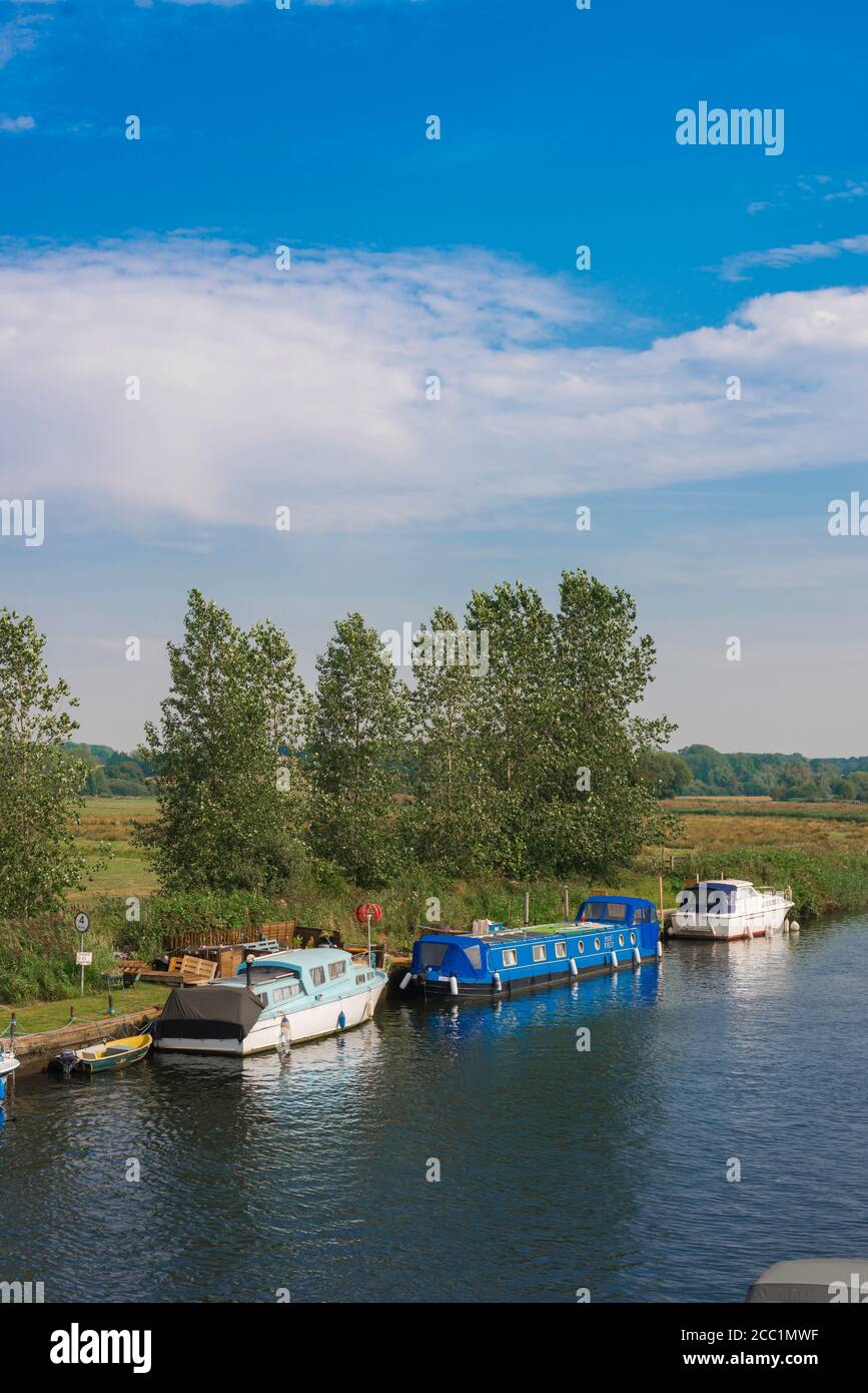 Fluss Waveney, Blick im Sommer von Vergnügungsbooten, die am Fluss Waveney in Beccles an der Grenze zu Suffolk Norfolk, East Anglia, England, Großbritannien, festgemacht sind Stockfoto