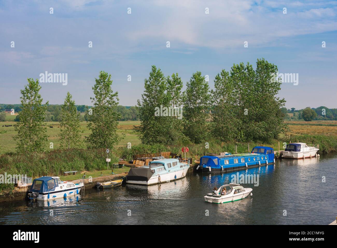 Fluss Waveney, Blick im Sommer von Vergnügungsbooten, die am Fluss Waveney in Beccles an der Grenze zu Suffolk Norfolk, East Anglia, England, Großbritannien, festgemacht sind Stockfoto
