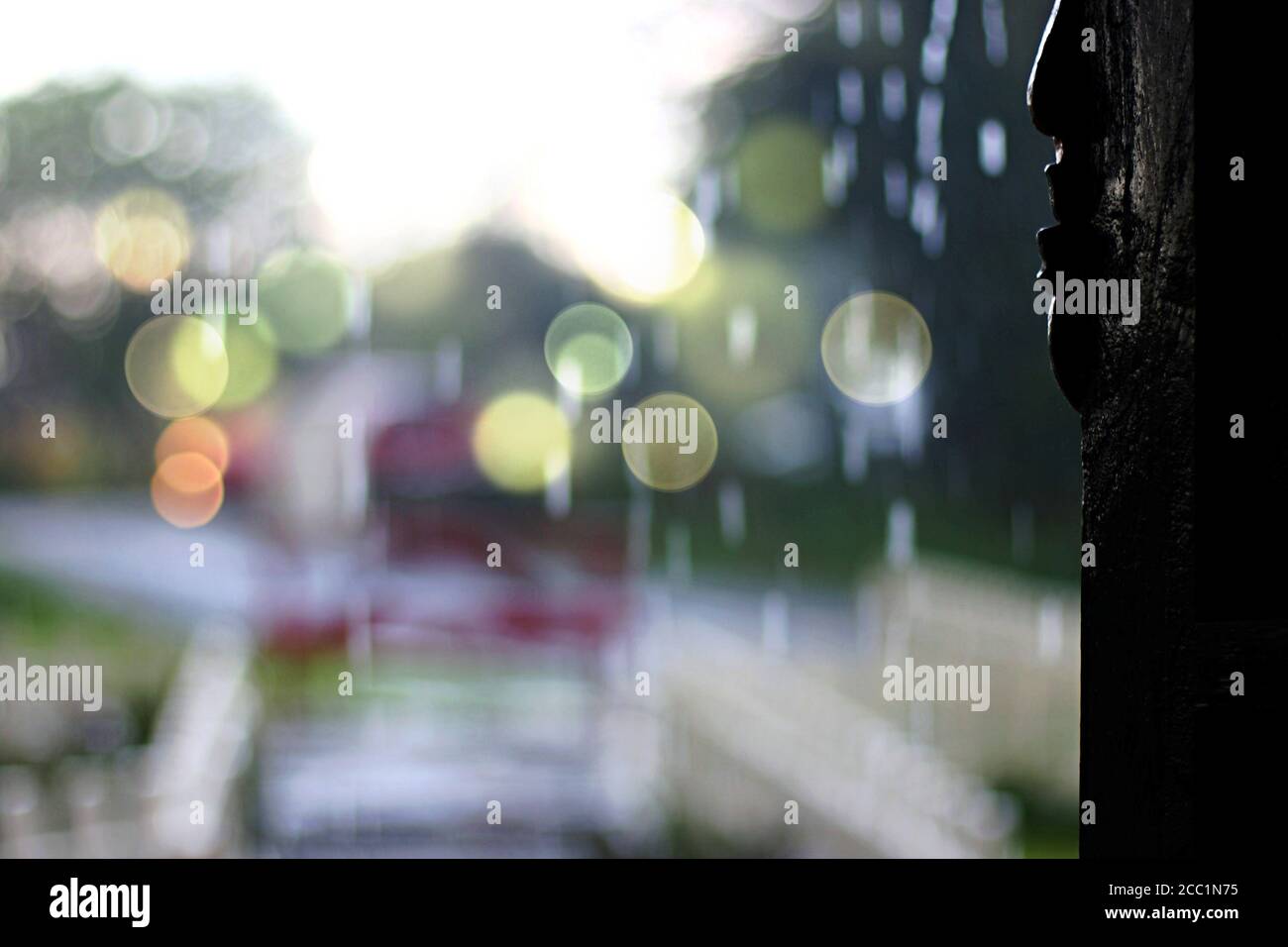 Licht Sommer regen Bild mit Bokeh Hintergrund und tanzende Lichter Stockfoto