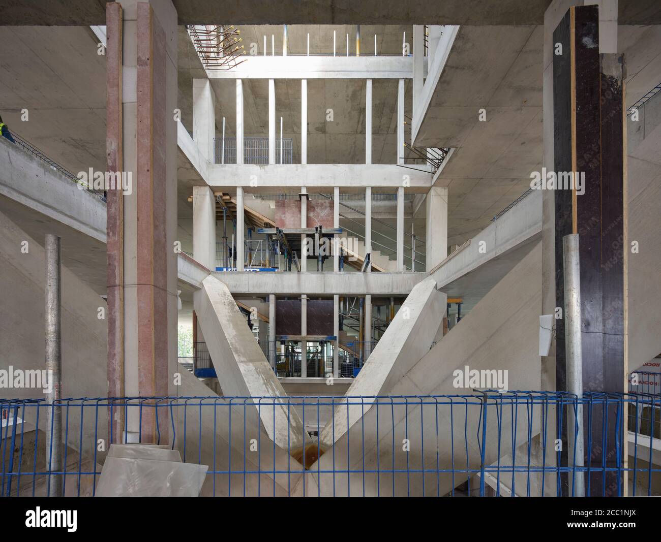 Blick auf die Spitze der Beton-Baum-ähnliche Strukturen mit Treppe. The Marshall Building LSE, London, Vereinigtes Königreich. Architekt: Grafton Architects, 2021. Stockfoto