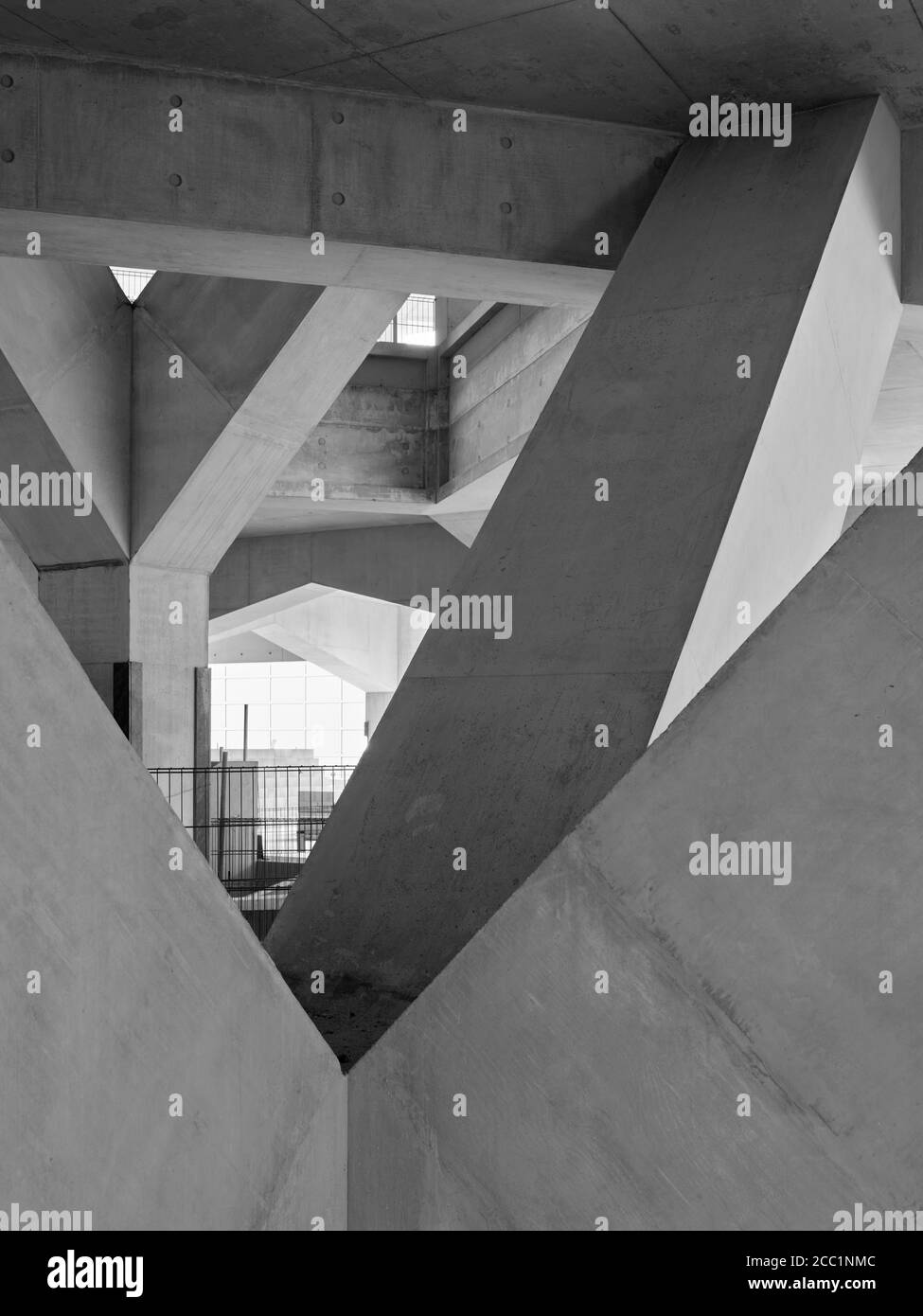 Blick auf baumarme Betonstrukturen in schwarz-weiß. The Marshall Building LSE, London, Vereinigtes Königreich. Architekt: Grafton Architects, 2021. Stockfoto