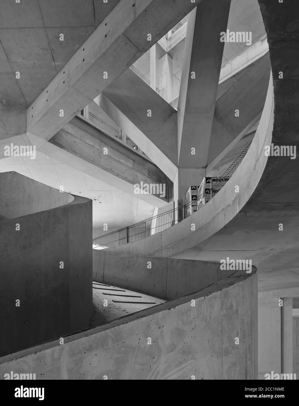 Schwarz und weiß Blick auf Beton Wendeltreppe zu Baumsäule. The Marshall Building LSE, London, Vereinigtes Königreich. Architekt: Grafton Architects, 2021. Stockfoto