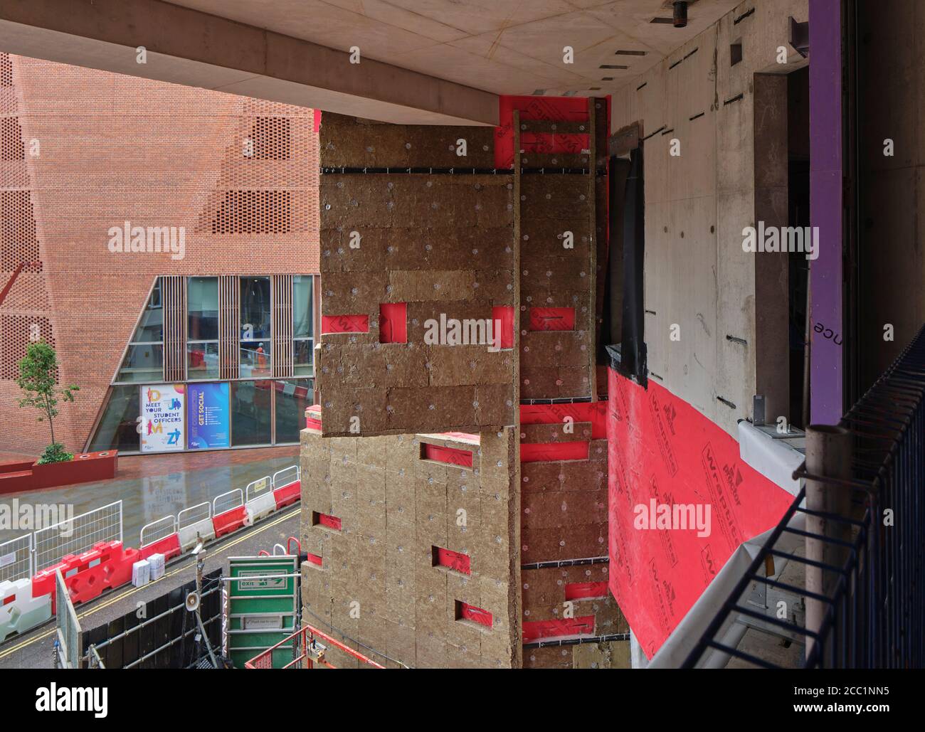 Blick auf den LSE Campus und sah Swee Hock Student Center. The Marshall Building LSE, London, Vereinigtes Königreich. Architekt: Grafton Architects, 2021. Stockfoto