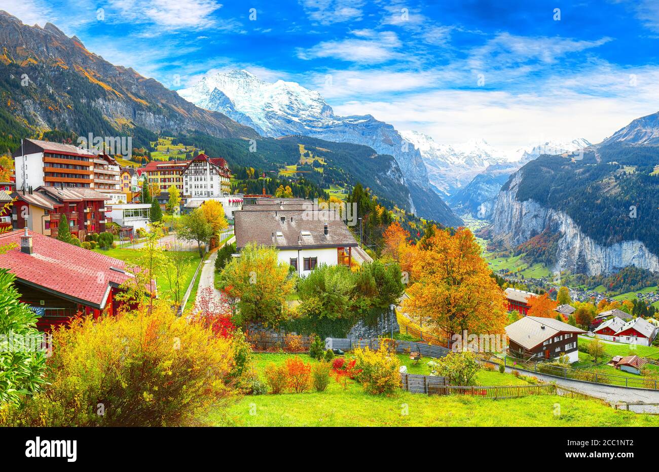 Atemberaubende Herbstansicht des malerischen Bergdorfes Wengen mit Jungfrau und Lauterbrunnental im Hintergrund. Lage: Wengen Dorf, Ber Stockfoto