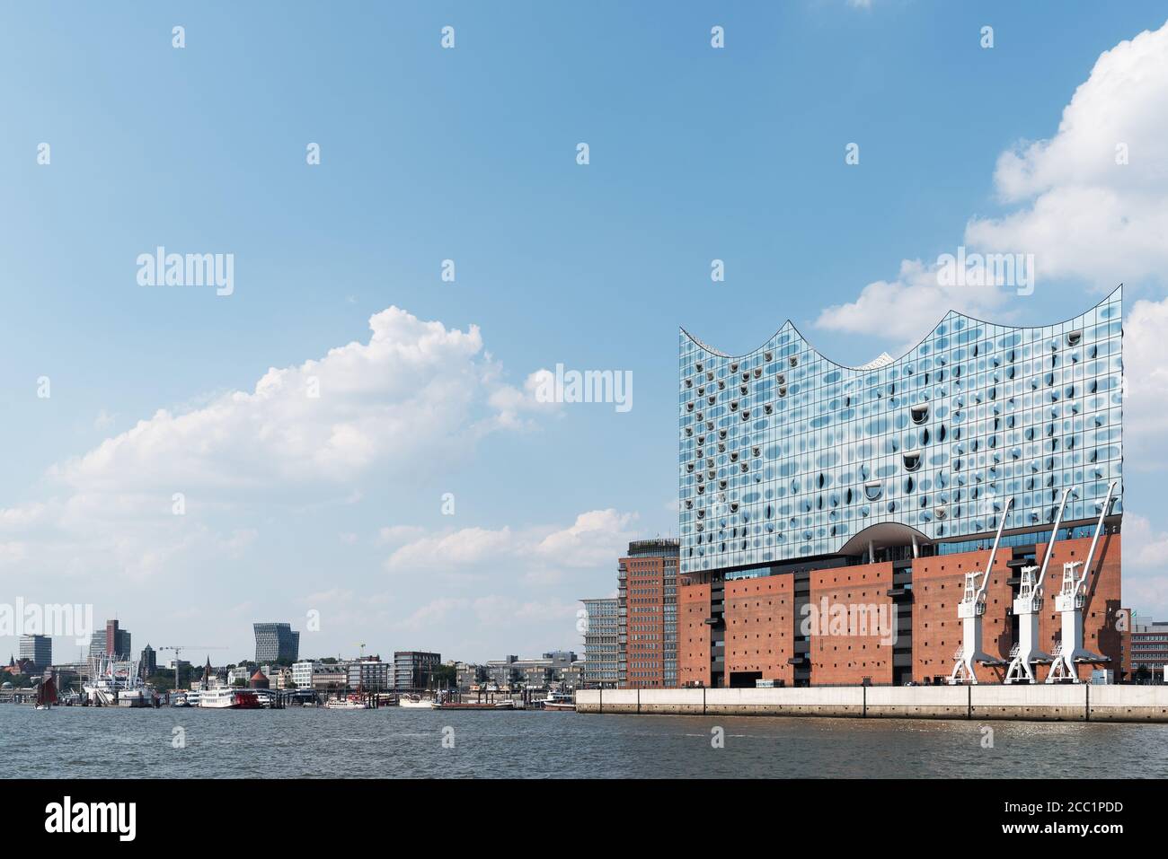 2020-08-16 Hamburg, Deutschland: Stadtbild mit Elbe, Uferpromenade und Elbphilharmonie-Konzertsaal vor schönem blauen Sommerhimmel Stockfoto