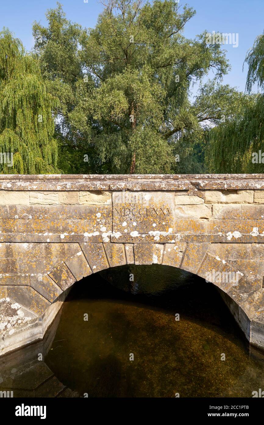 Alte Steinbrücke über den Fluss Avon mit römischer Schrift Stockfoto