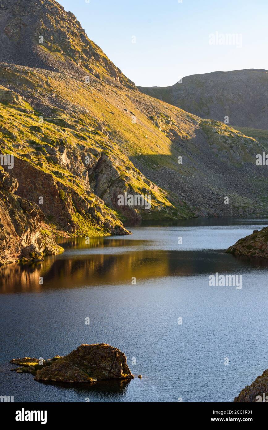 Estanys de Vall del Riu. Schöne Berglandschaft in den Pyrenäen Stockfoto