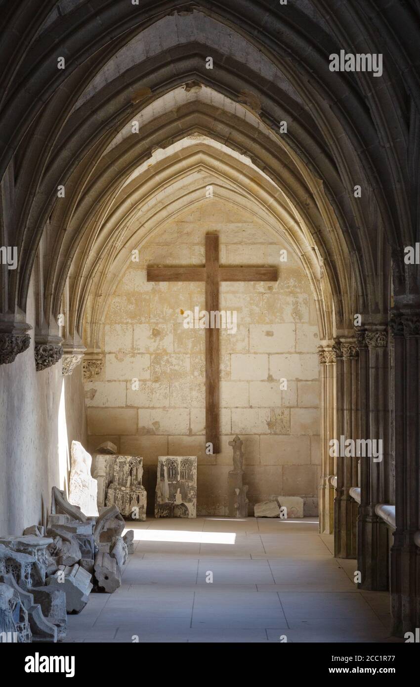Religiöses Symbol des Christentums; ein Kreuz in den Kreuzgängen der Kathedrale Saint Gatien (St. gatien Kathedrale, Tours, Loire-Tal, Frankreich Europa Stockfoto