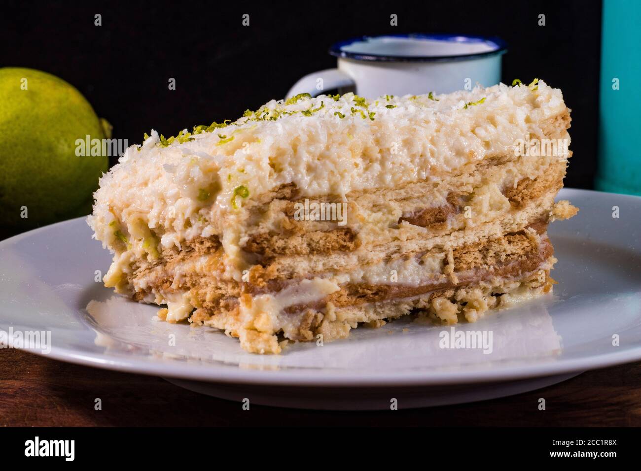 Brasilianisches Dessert Pavê, mit kondensierter Milch, Kokosnuss und Zitrone. Pavê ist ein Dessert, das einem Tiramisu ähnelt. Stockfoto