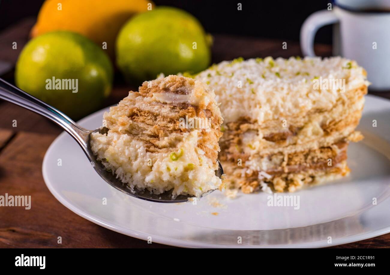 Brasilianisches Dessert Pavê, mit kondensierter Milch, Kokosnuss und Zitrone. Pavê ist ein Dessert, das einem Tiramisu ähnelt. Stockfoto