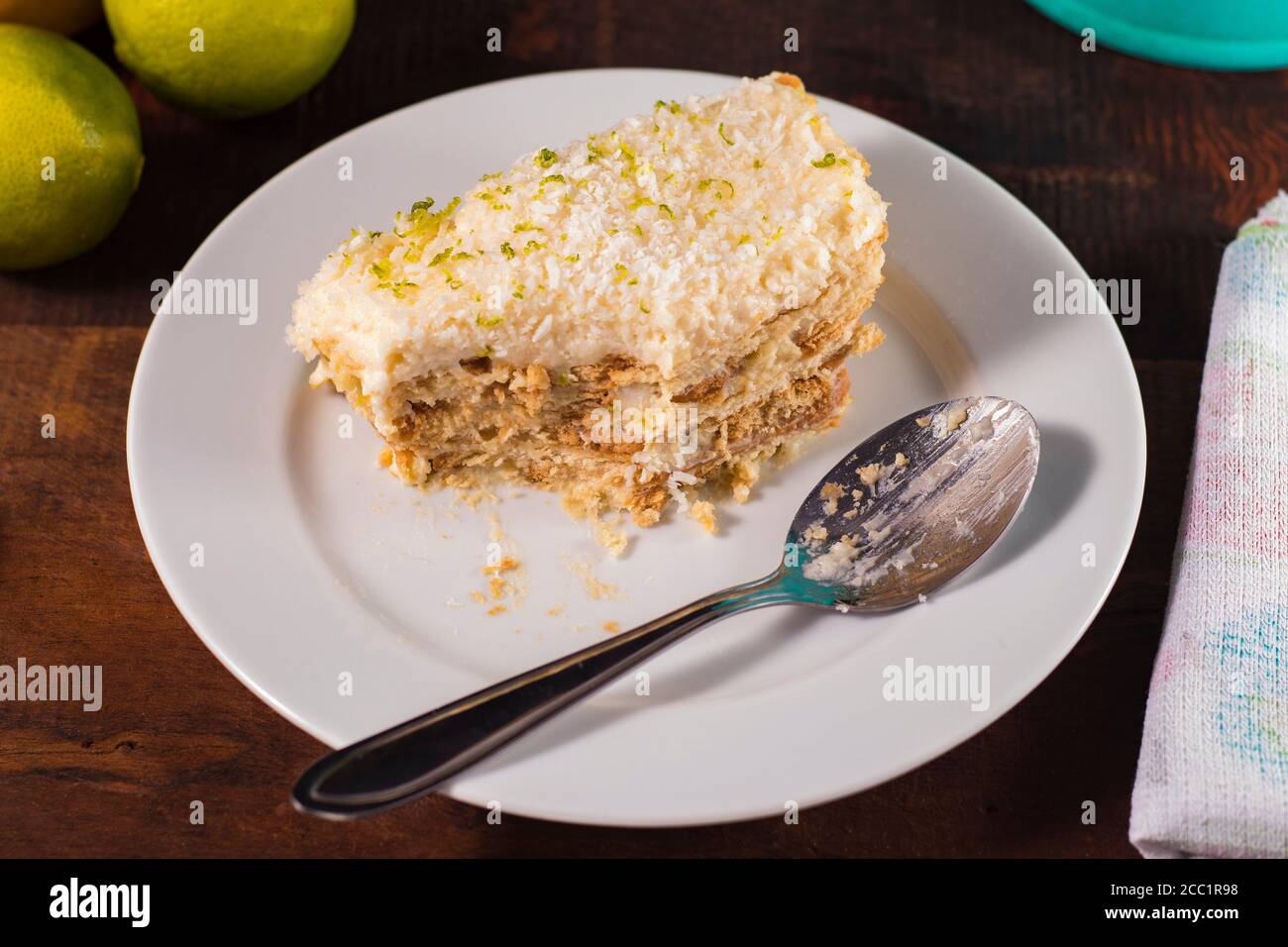 Brasilianisches Dessert Pavê, mit kondensierter Milch, Kokosnuss und Zitrone. Pavê ist ein Dessert, das einem Tiramisu ähnelt. Stockfoto