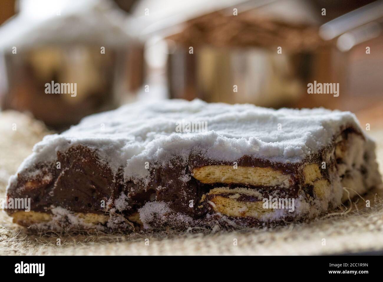 Palha italiana, ein tradicional brasilianisches Dessert mit brigadeiro Schokolade, Zucker und Maisstärke Biscuit. Stockfoto