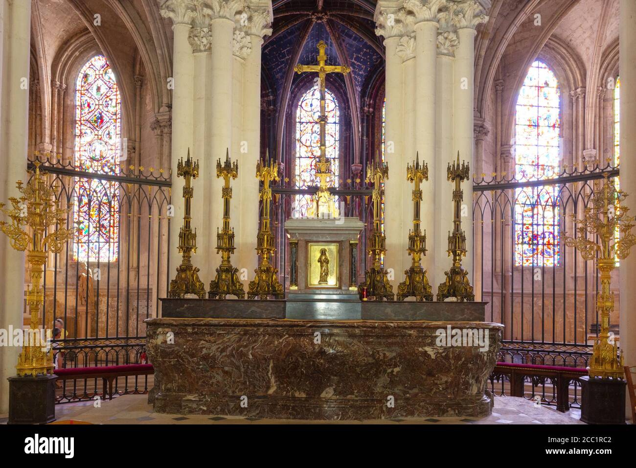 St. Gatien Cathedral Tours, Innenraum mit Altar und Buntglasfenstern, Kathedrale St. Gatien, Tours France Stockfoto