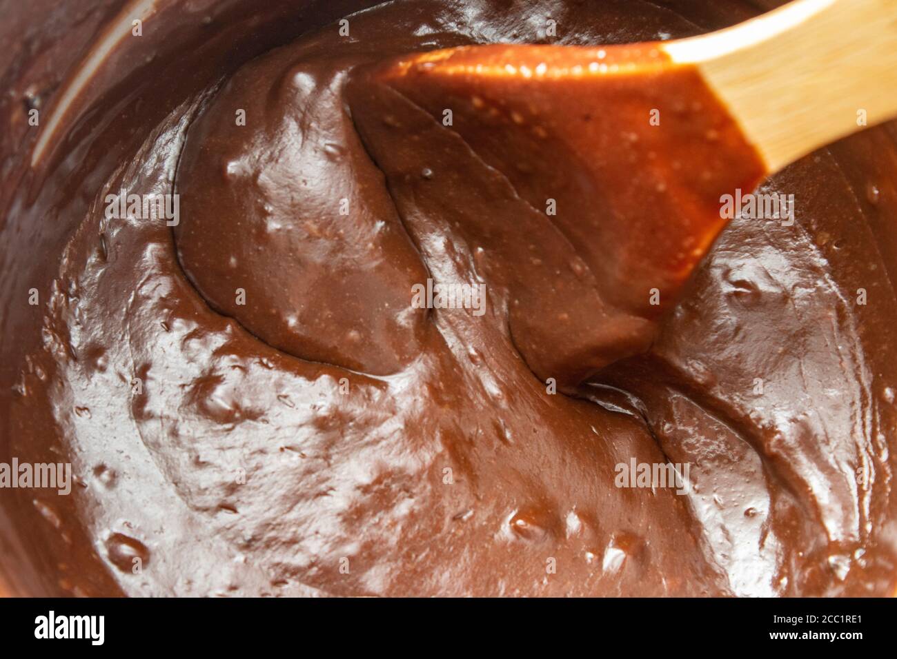 Creamy brigadeiro, Version mit einem Löffel zu essen, eine traditionelle brasilianische süß. Stockfoto