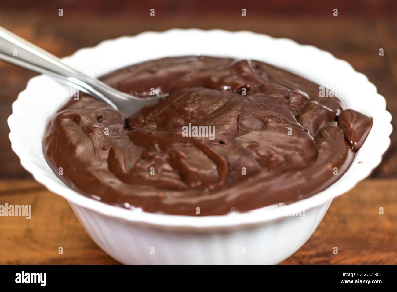 Creamy brigadeiro, Version mit einem Löffel zu essen, eine traditionelle brasilianische süß. Stockfoto