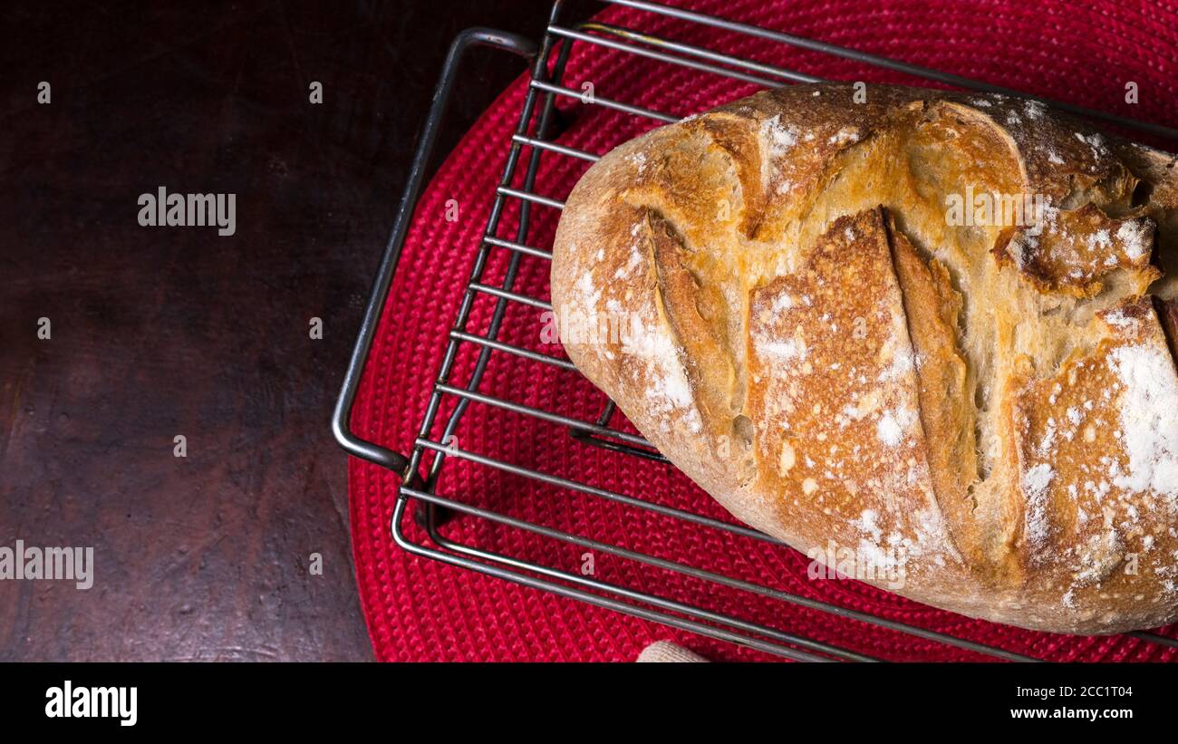 Handwerkliches Weißbrot, bekannt als Pain Au Levain Brot, in einem rustikalen Setting. Stockfoto