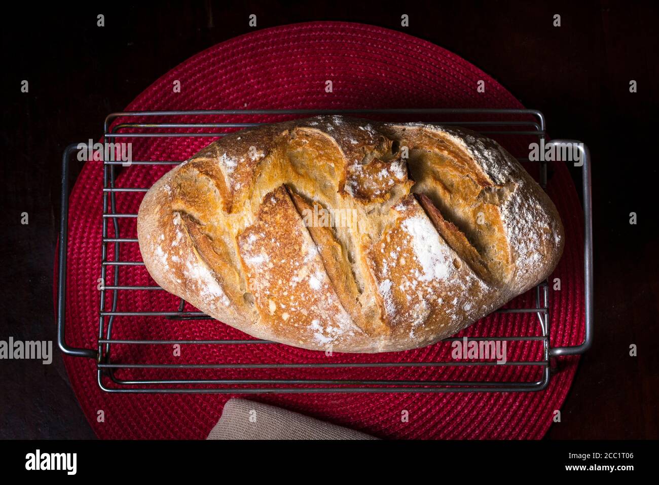 Handwerkliches Weißbrot, bekannt als Pain Au Levain Brot, in einem rustikalen Setting. Stockfoto