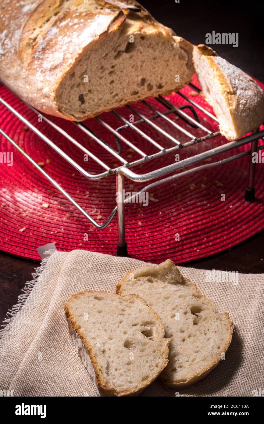 Handwerkliches Weißbrot, bekannt als Pain Au Levain Brot, in einem rustikalen Setting. Stockfoto
