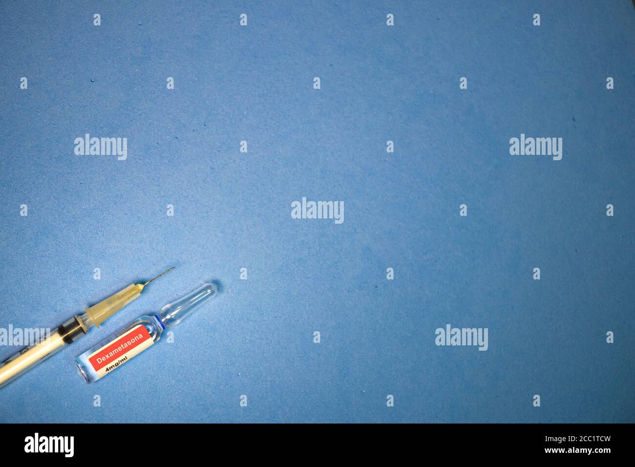 Dosis von Dexamethason, schreiben in portugiesischer Sprache, auf blauem Hintergrund. Medikamente gegen Lungenerkrankungen, Allergien und auch bei Tests gegen COVID Stockfoto