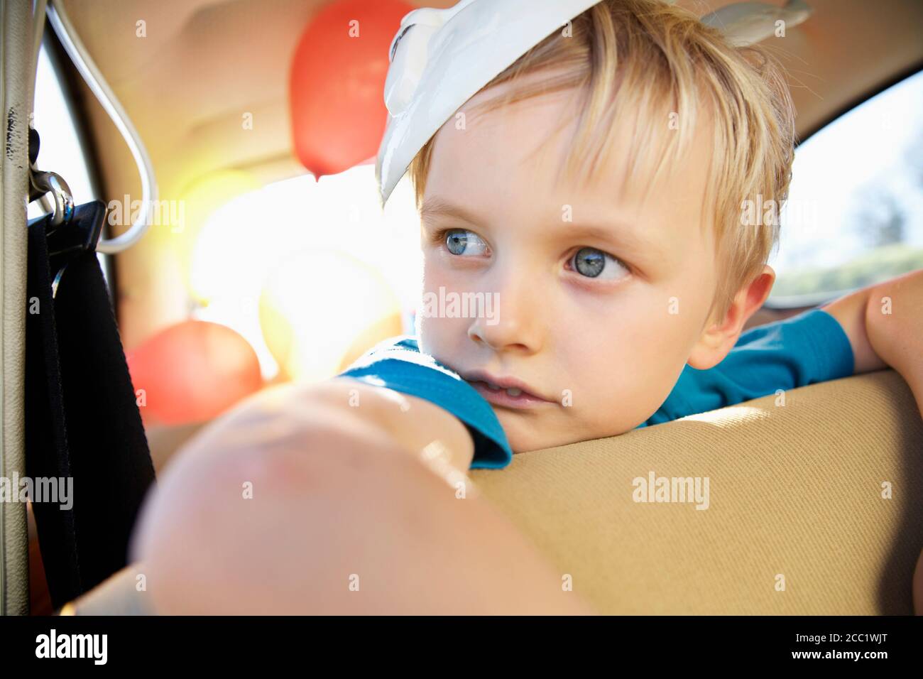 Deutschland, Nordrhein-Westfalen, Köln, junge im Auto mit Ostern Hase Maske, wegschauen Stockfoto