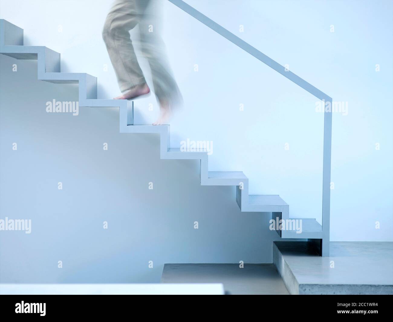 Mann, die Treppe hinauf, Seitenansicht verschieben Stockfoto
