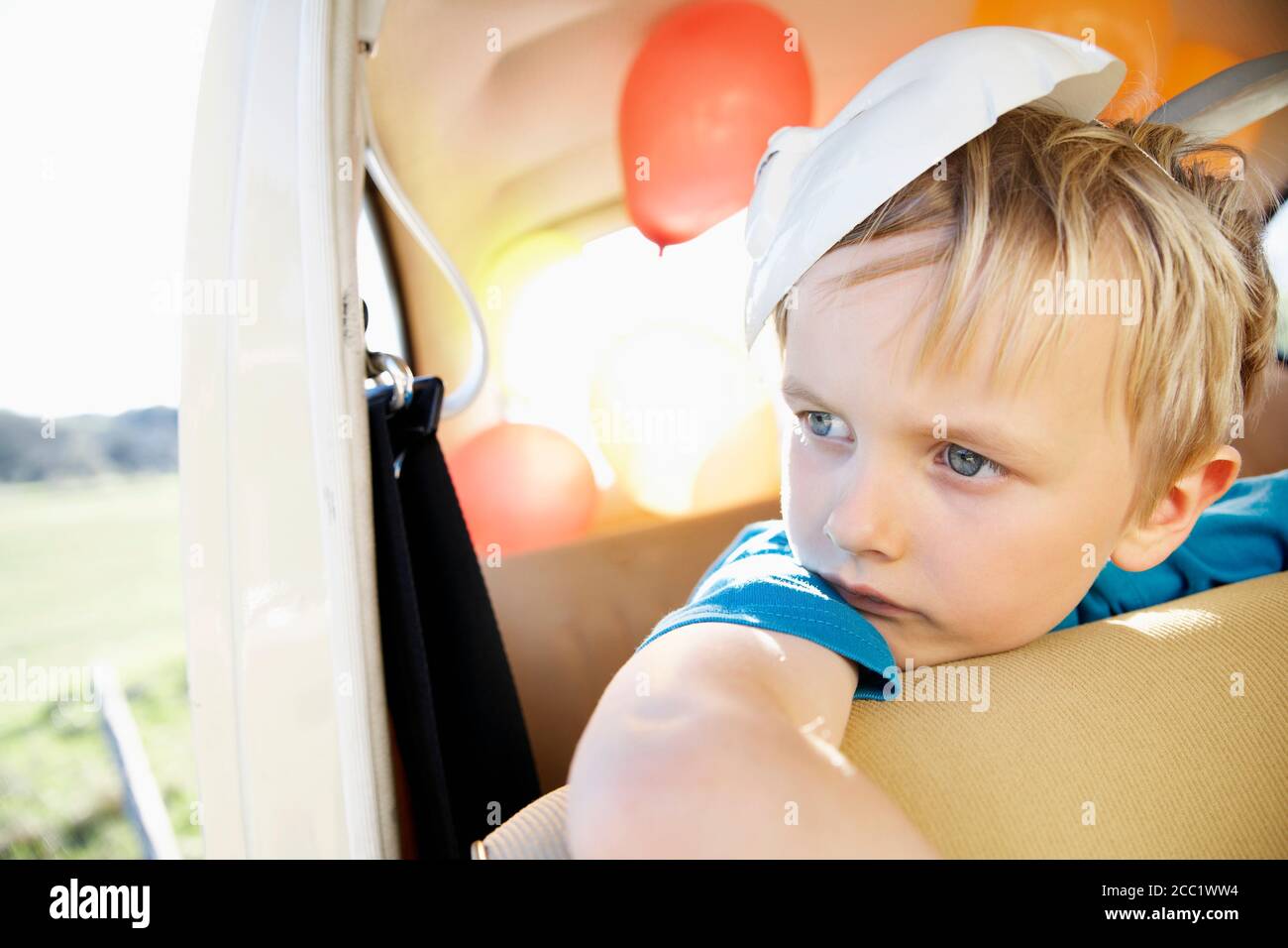 Deutschland, Nordrhein-Westfalen, Köln, junge im Auto mit Ostern Hase Maske, wegschauen Stockfoto