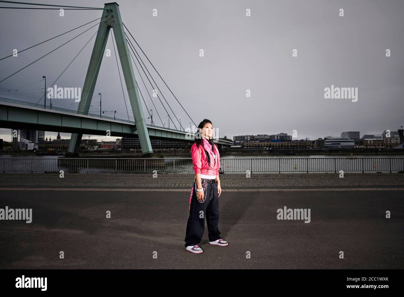 Deutschland, Köln, junge Frau, Brücke im Hintergrund Stockfoto