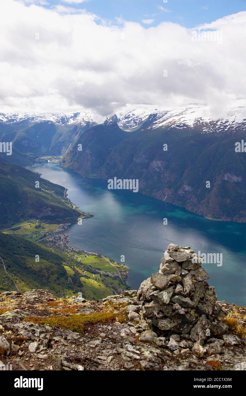 Norwegen, Fjordnorwegen, Aurlandsfjord, Haufen von Steinen im Vordergrund Stockfoto