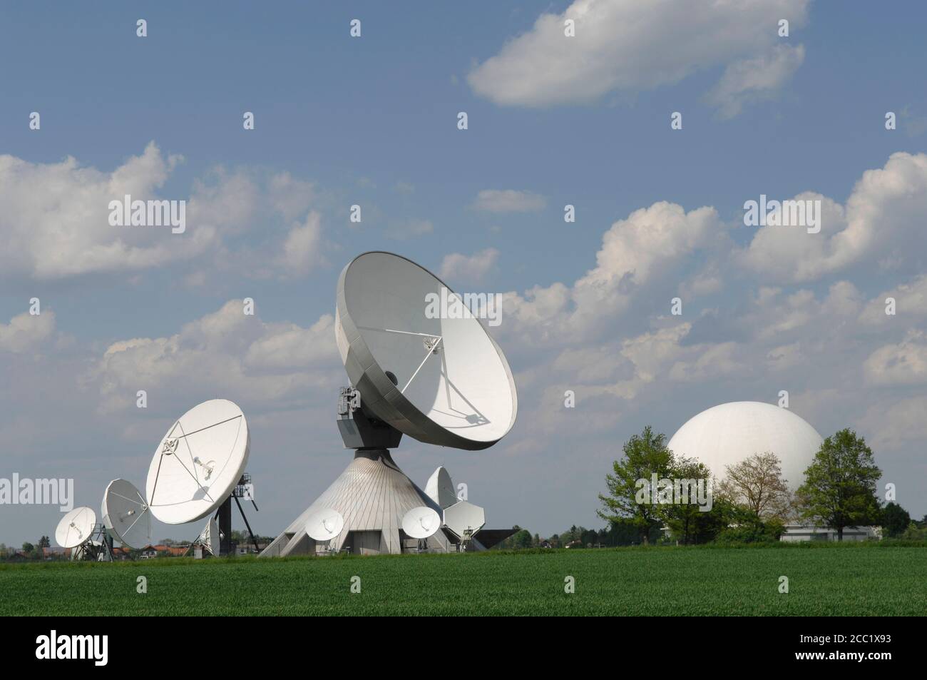 Deutschland, Bayern, Ansicht der Satellitenschüssel in Raisting Stockfoto