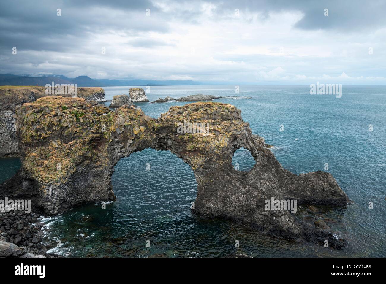 Island, Arnarstarpi, Blick auf natürlicher Bogen im Meer Stockfoto