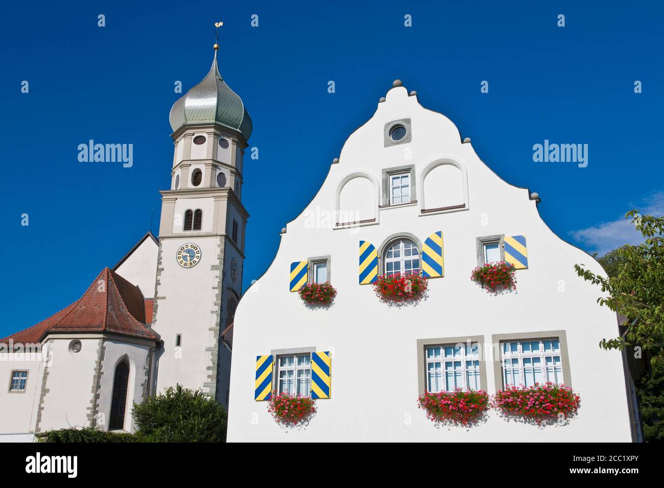 Deutschland, Bayern, Wasserburg, Blick auf die St. Georg Kirche mit Malhaus Stockfoto