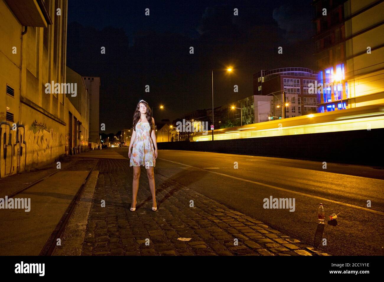 Deutschland, Köln, junge Frau auf leere Straße in der Nacht, Porträt Stockfoto