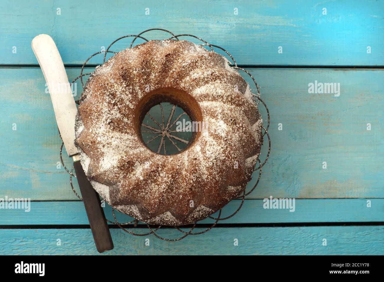 Marmorkuchen mit Messer auf Kuchengitter, Nahaufnahme Stockfoto