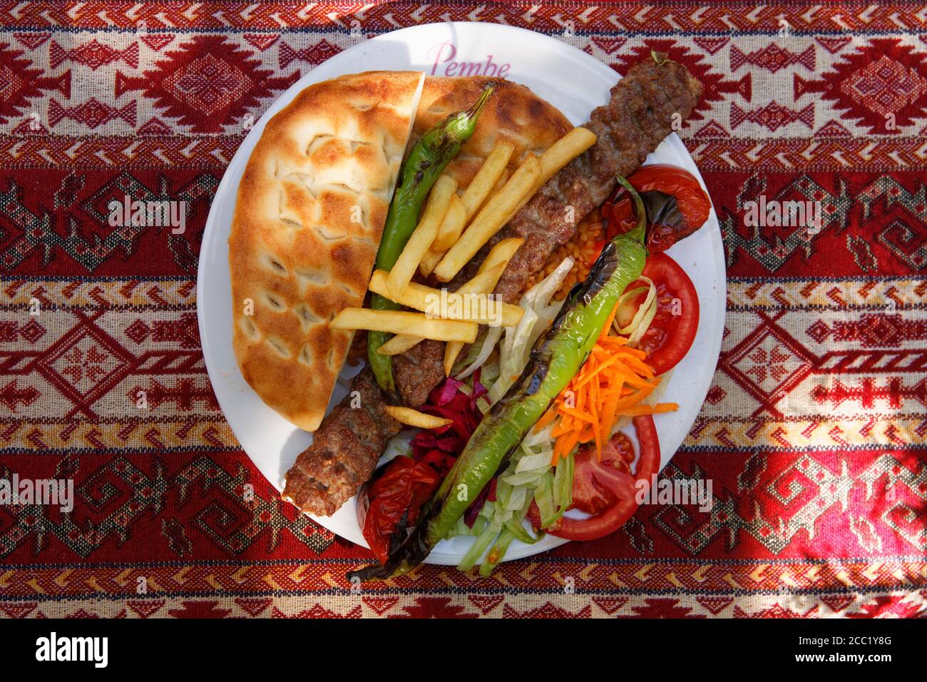 Türkei, Istanbul, Kebab mit Gemüse auf dem Teller Stockfoto
