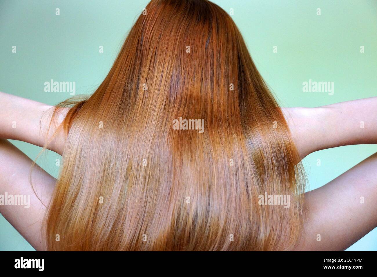 Mädchen mit langen glänzenden blonden Haaren, Rückansicht close-up Stockfoto
