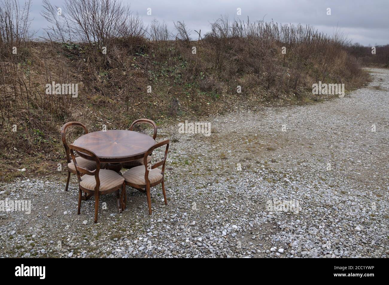 Deutschland, Bayern, vier Stühle und Tisch in Landschaft Stockfoto