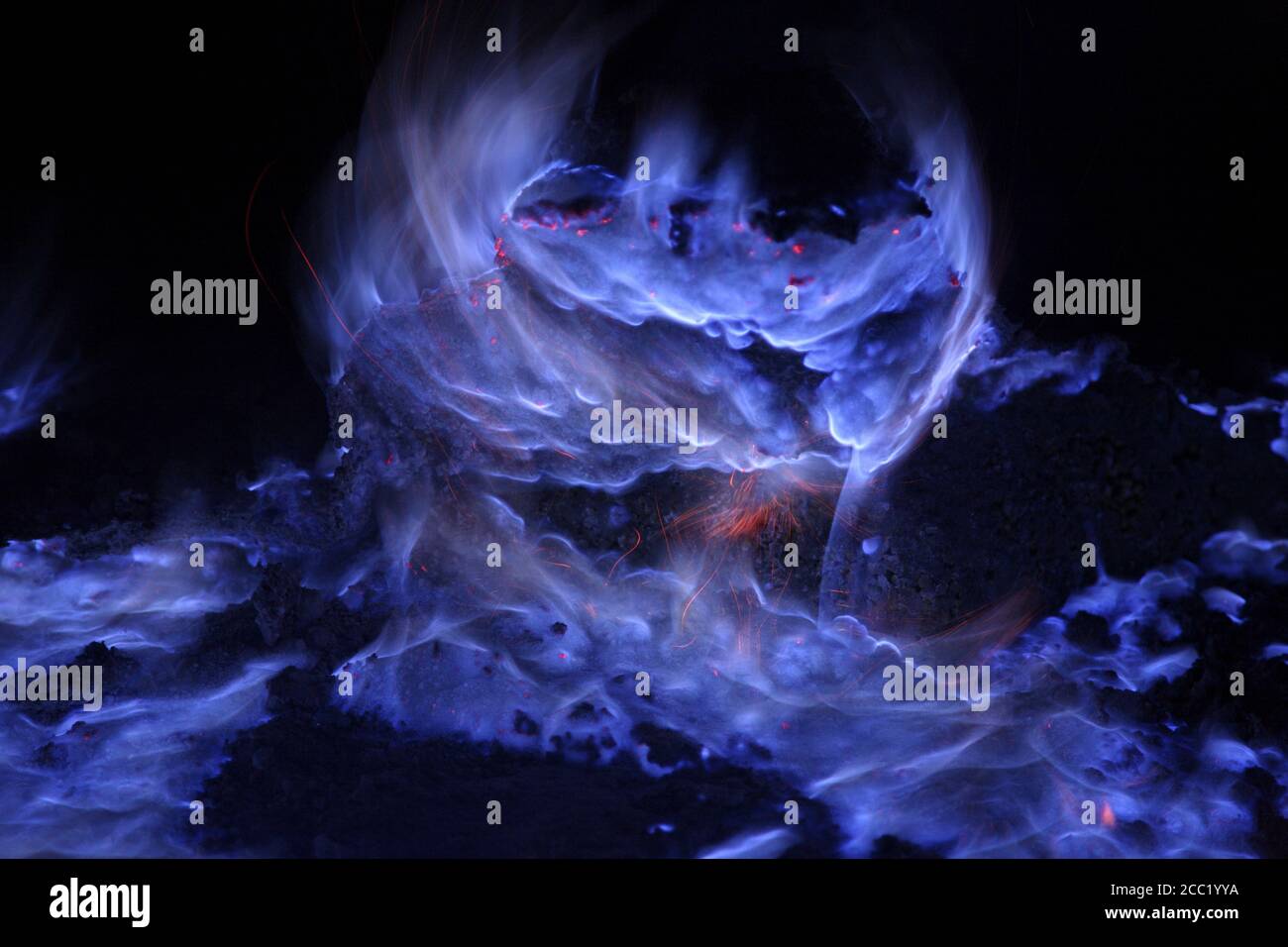 Indonesien, Ost-Java, Kawah Ijen Vulkan, Schwefel brennt Stockfoto