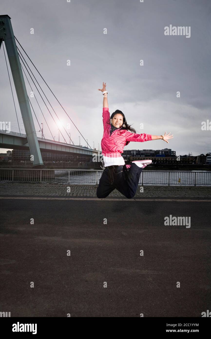 Deutschland, Köln, junge Frau, springen, Porträt Stockfoto