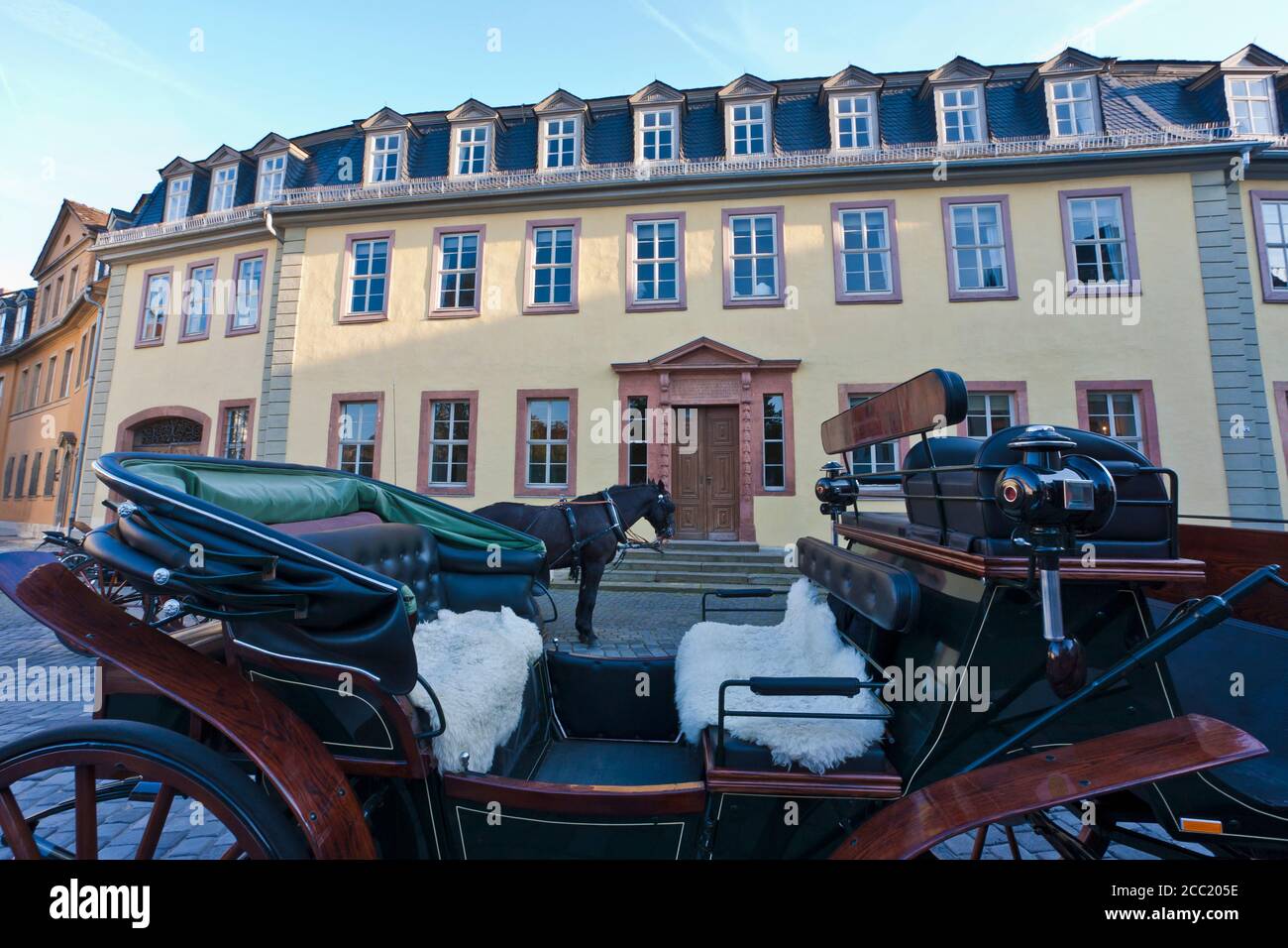 Deutschland, Thüringen, Weimar, Pferdekutsche vor Goethe-Nationalmuseum Stockfoto
