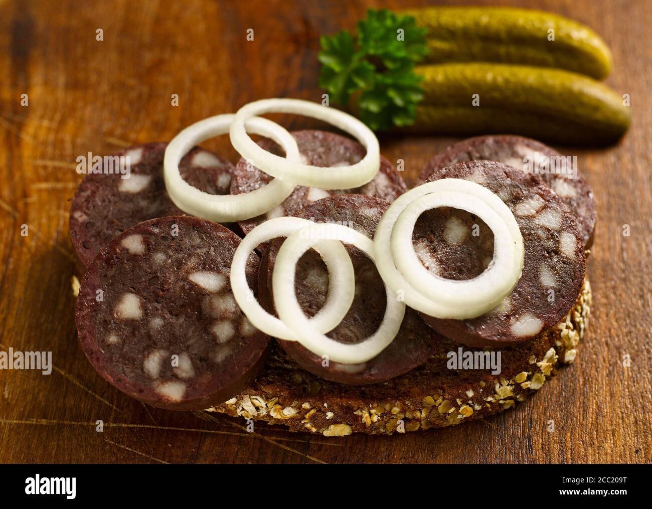 Scheibe Brot mit Blutwurst und Zwiebelringe, Nahaufnahme Stockfoto