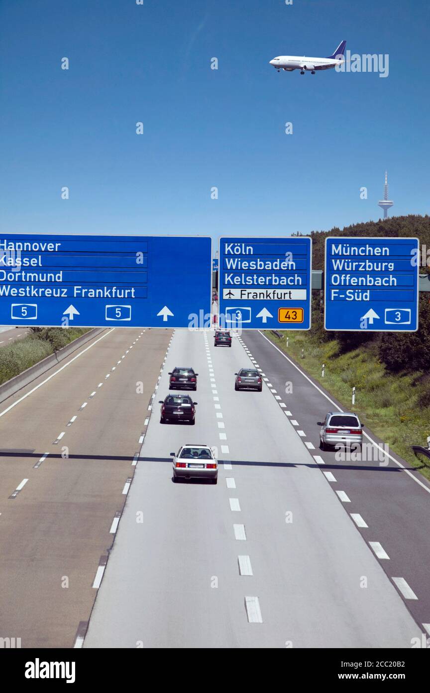 Deutschland, Frankfurter Kreuz, Flugzeug über Autobahn Stockfoto