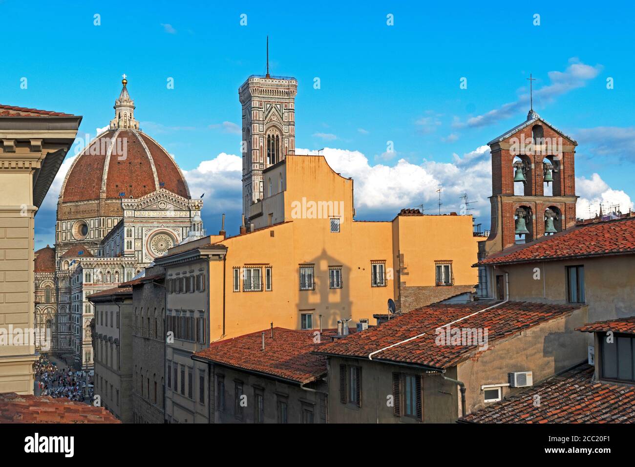 Blick von der Dachterrasse auf den Glockenturm und die Häuser in der Kathedrale Die schöne historische italienische Stadt florenz in der toskana italien Stockfoto