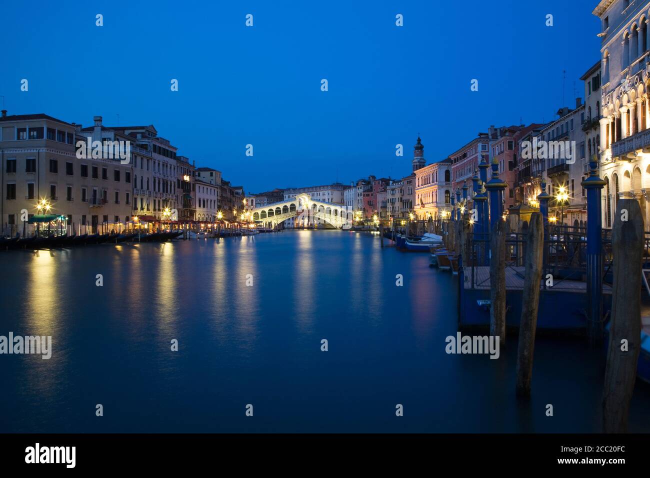 Italien, Venedig, Canale Grande, Rialto-Brücke in der Nacht Stockfoto