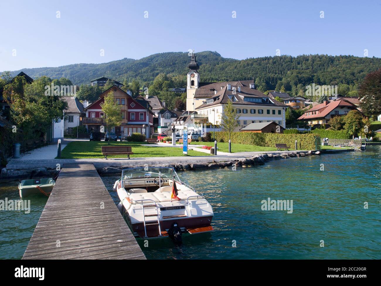 Österreich, Salzkammergut, Blick auf Stadt Unterach und Boot in den Attersee Stockfoto