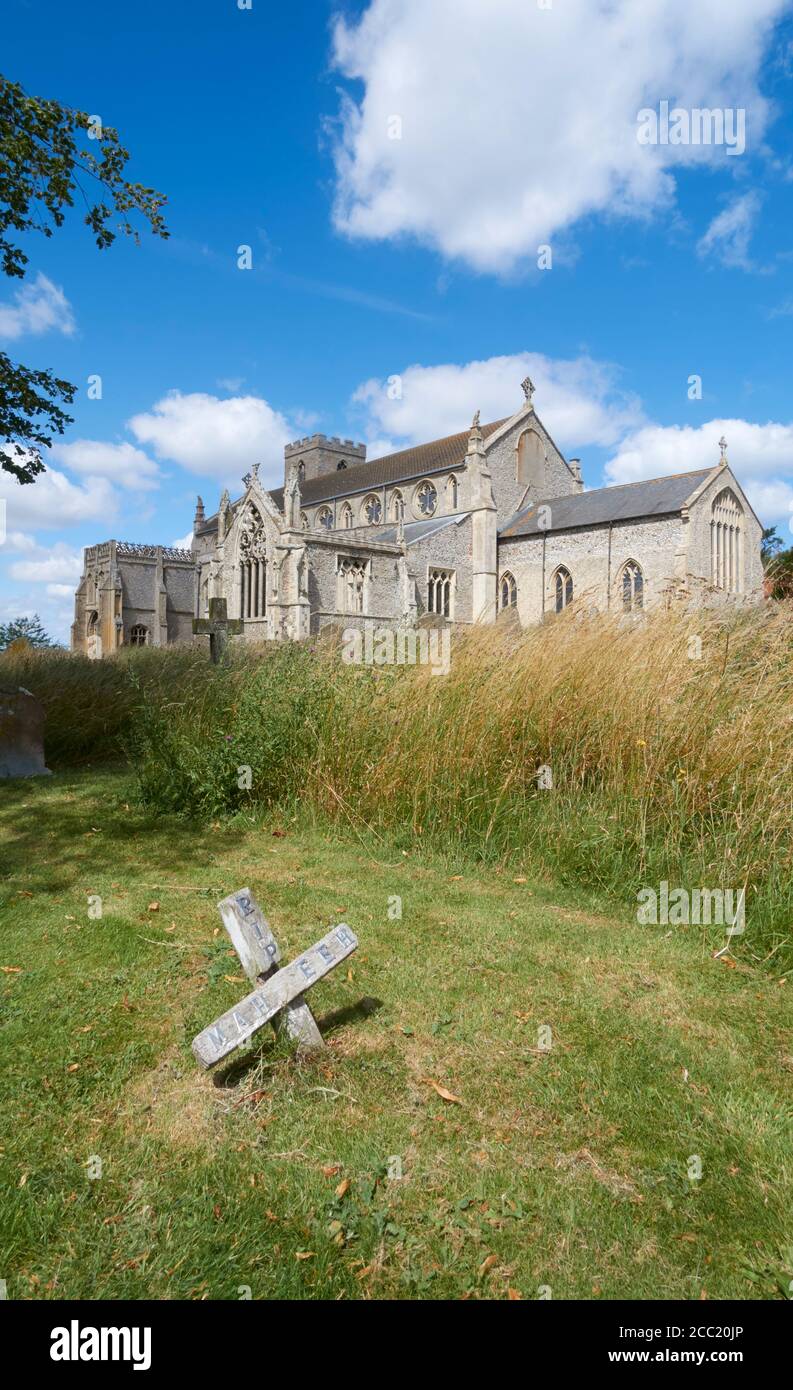 Eine hölzerne Grabmarke an der Saint Margaret's Church, Cley next the Sea, Norfolk, UK. Stockfoto
