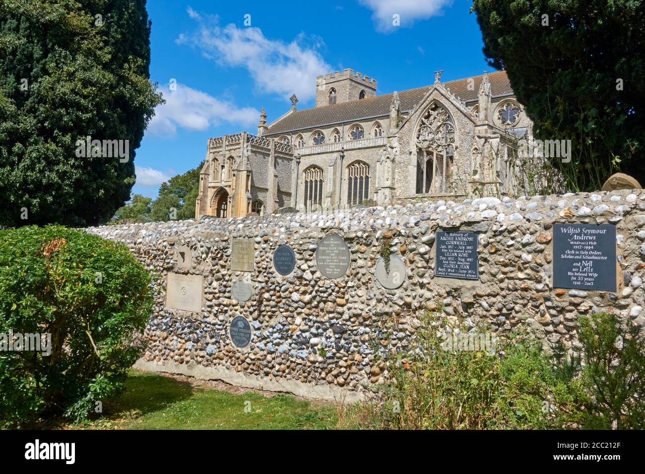 Die Gedenkmauer und die Gedenktafeln an der St. Margaret's Church, Cley neben dem Meer, Norfolk, Großbritannien. Stockfoto