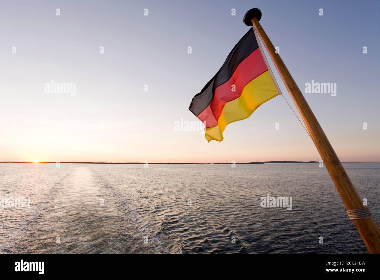 Deutschland, Mecklenburg-Vorpommern, Schaproder Bodden, Flagge im Vordergrund Stockfoto