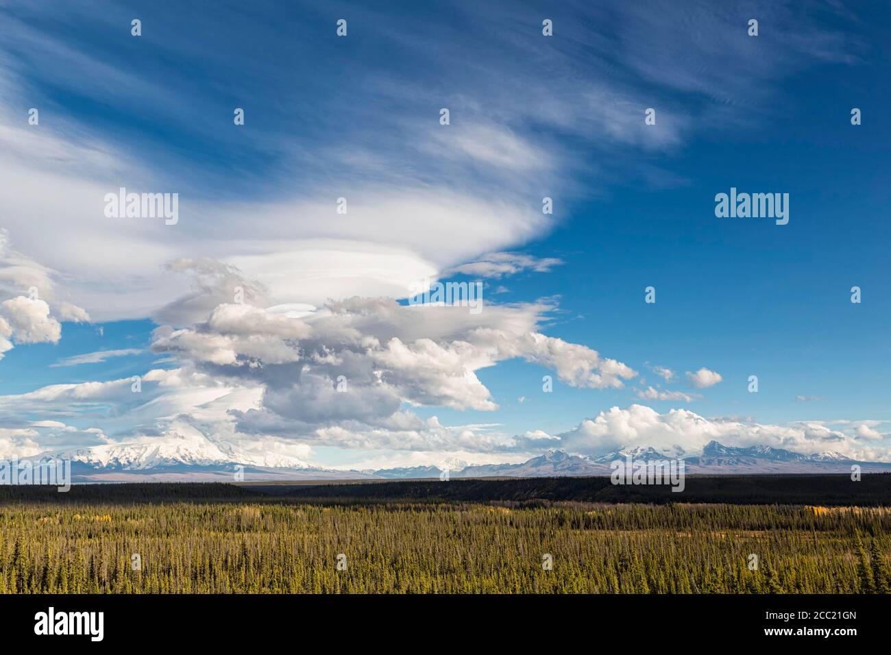USA, Alaska, Blick auf Mount Sanford und Mount Trommel Stockfoto