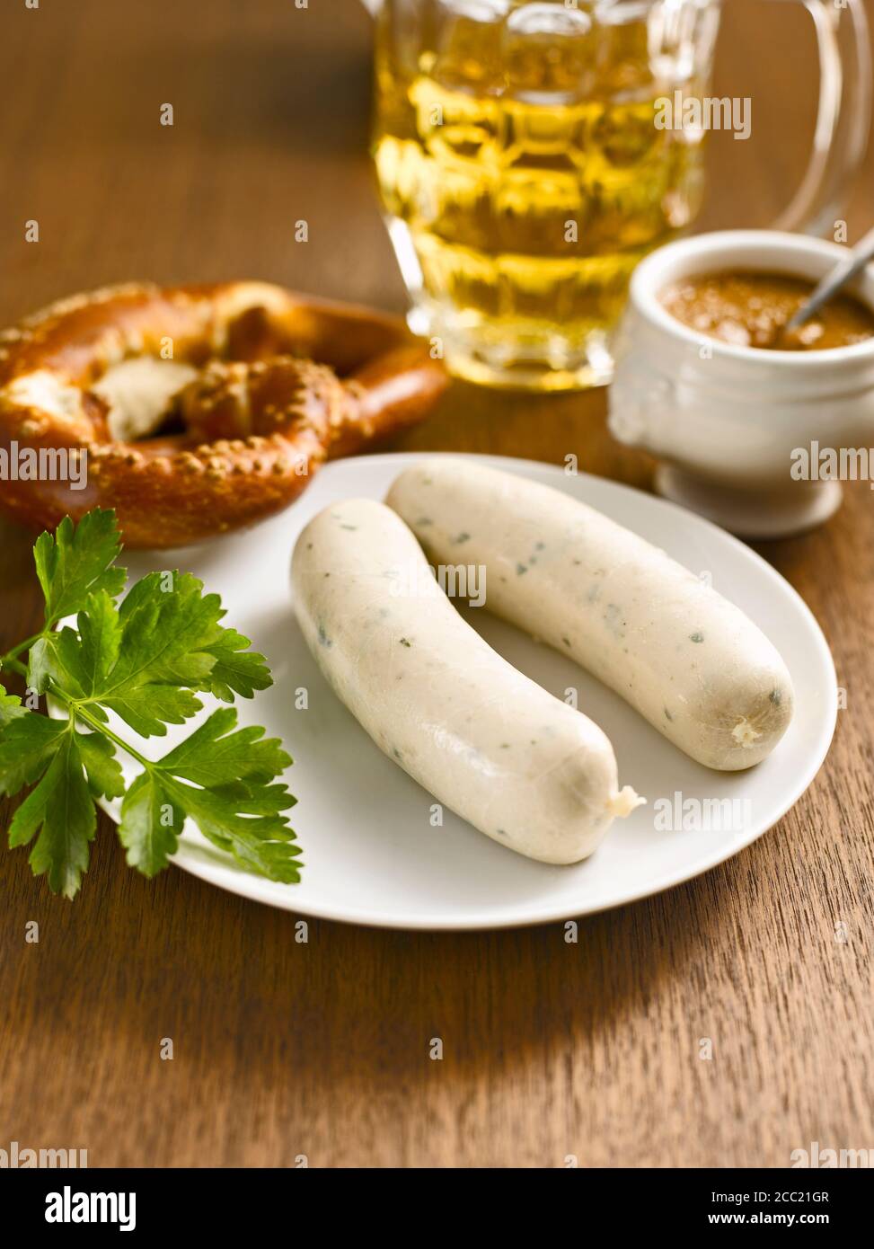 Bayerische Weißwurst mit Brezel und Bier Stockfoto