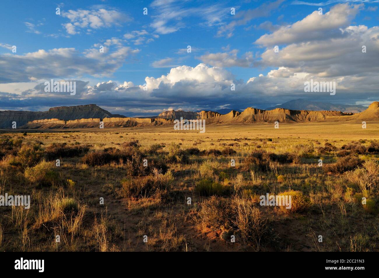 USA, Utah, Gewitterwolken über Burr Trail und Henry Berge Stockfoto